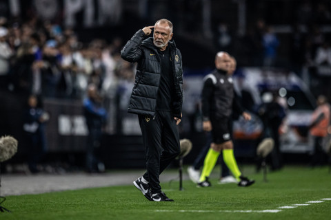 Corinthians decide demitir Mano Menezes